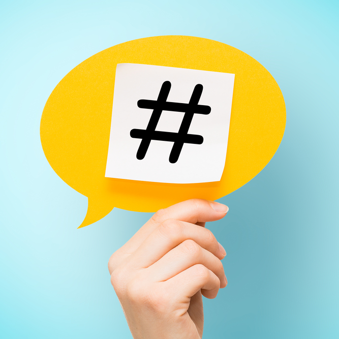 Hand hält Hashtag-Sprechblase