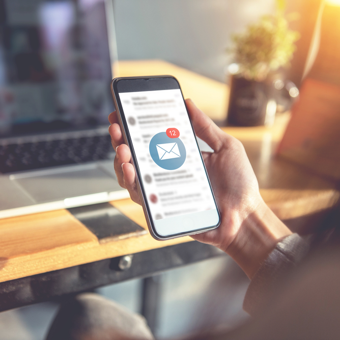 Hand mit Smartphone-Dashboard