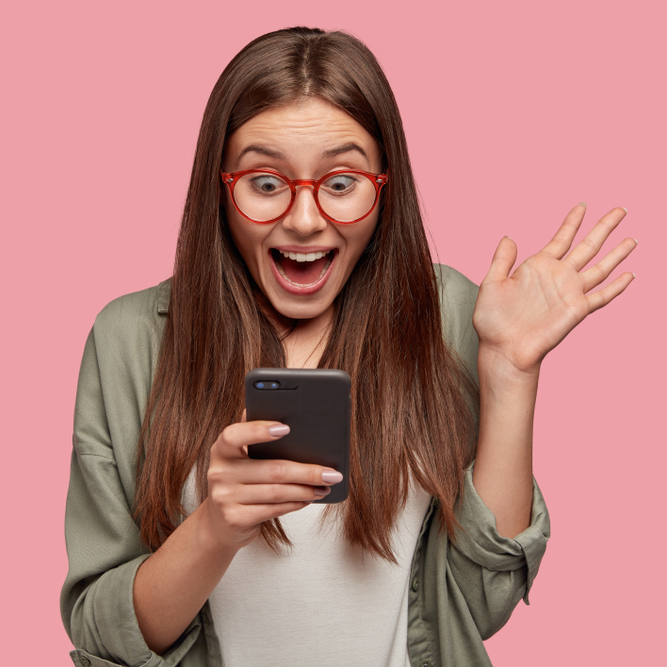 Überraschte Frau mit Smartphone