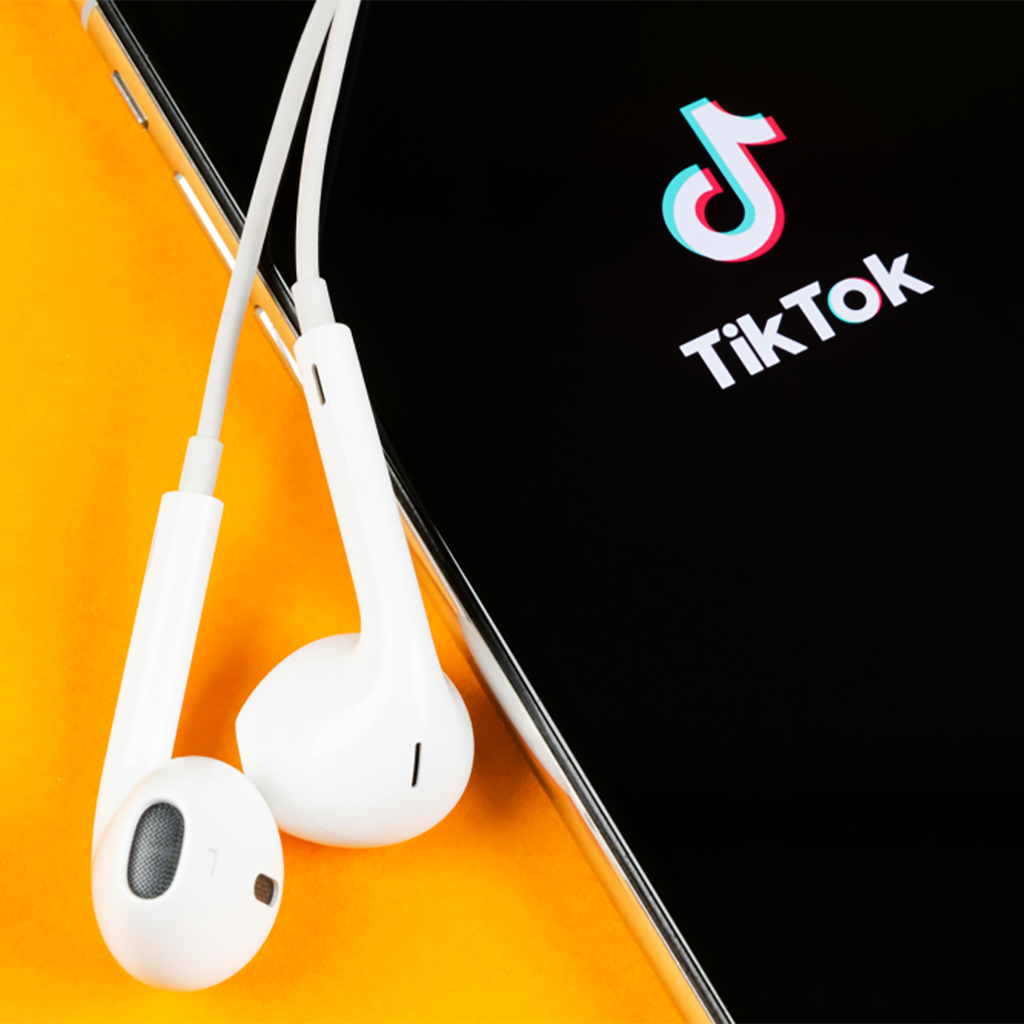 Smartphone mit TikTok-Logo und Kopfhörern