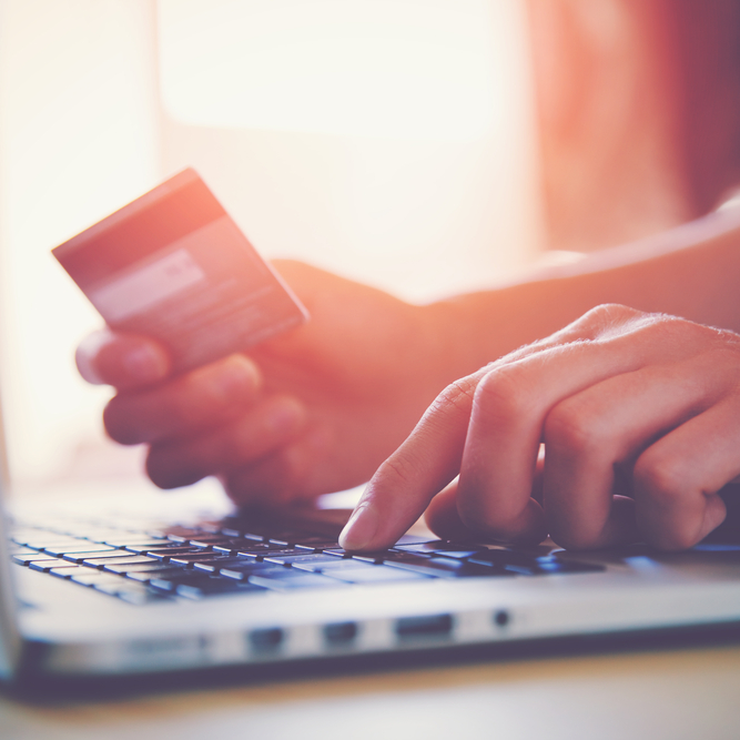 Onlinebezahlung mit Kreditkarte am Laptop