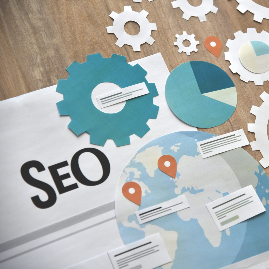 SEO-Illustration mit Zahnrädern und Weltkarte