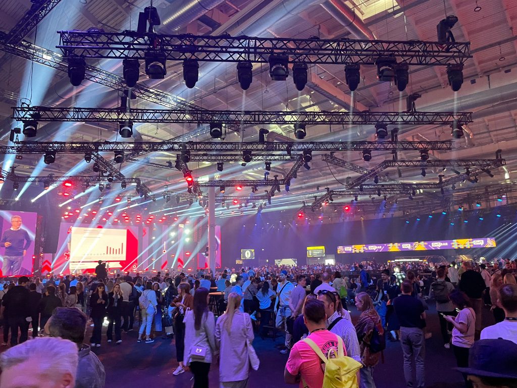 Bühne mit Lichtshow auf einer Messe