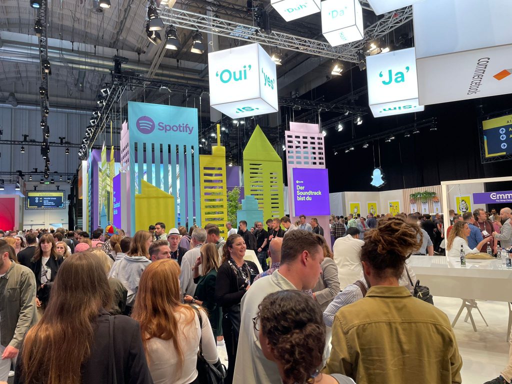 Besuchermenge in einer Messehalle