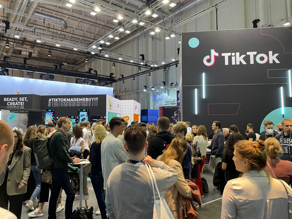 TikTok-Stand mit Besuchern auf einer Messe