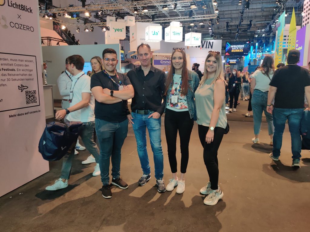 Vier Personen an einem Messestand