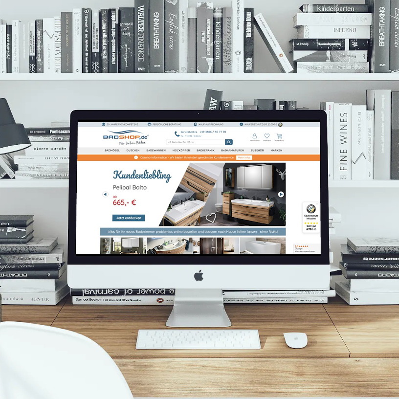 Badshop-Website auf iMac am Schreibtisch