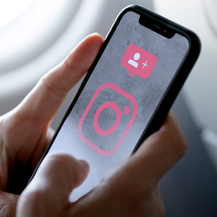 Hand hält Smartphone mit Instagram-App