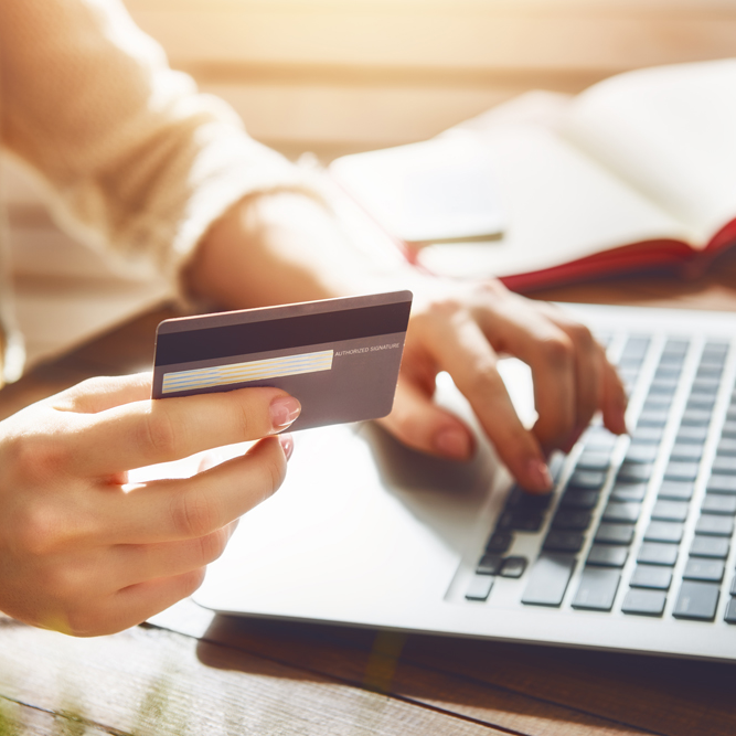 Onlinebezahlung mit Kreditkarte am Laptop