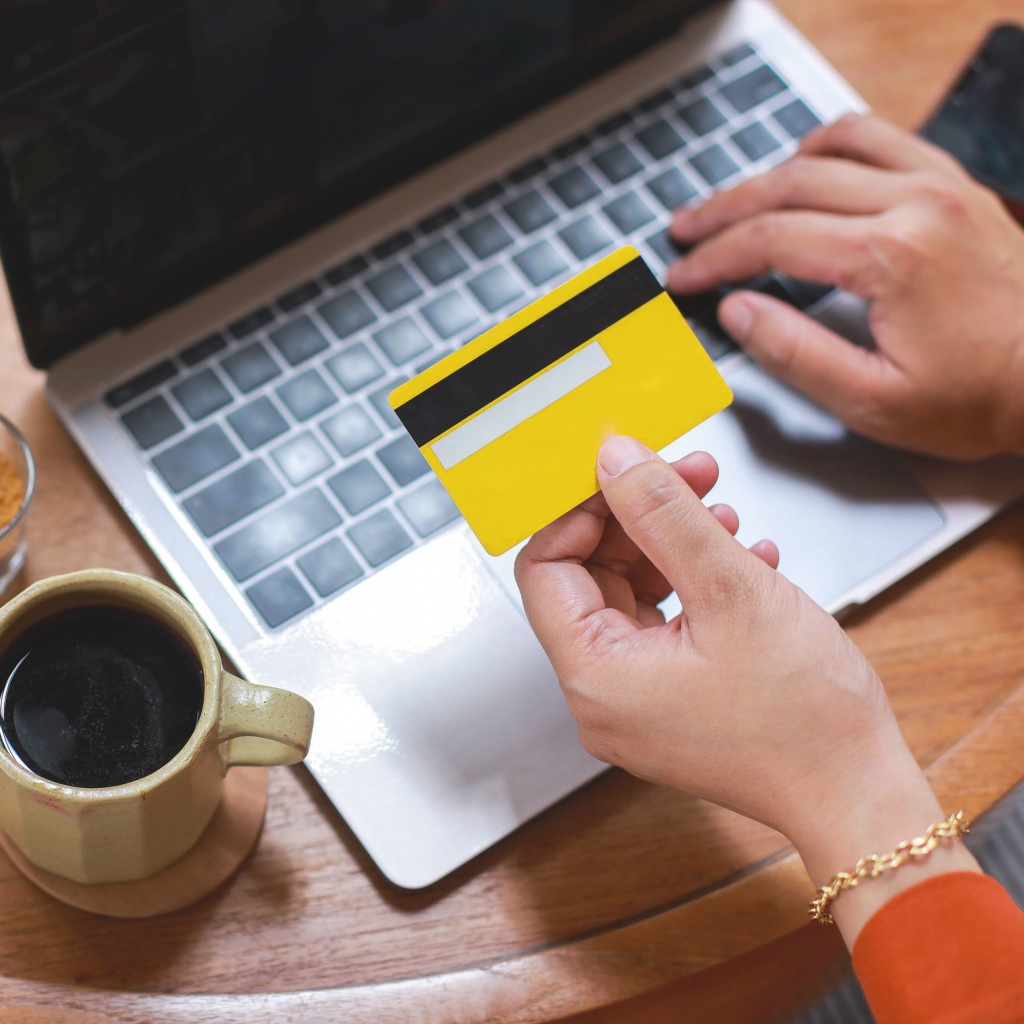 Onlinebezahlung mit Kreditkarte am Laptop