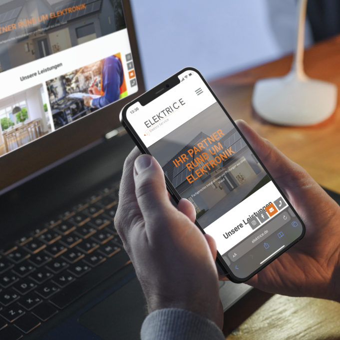Website auf Smartphone in der Hand