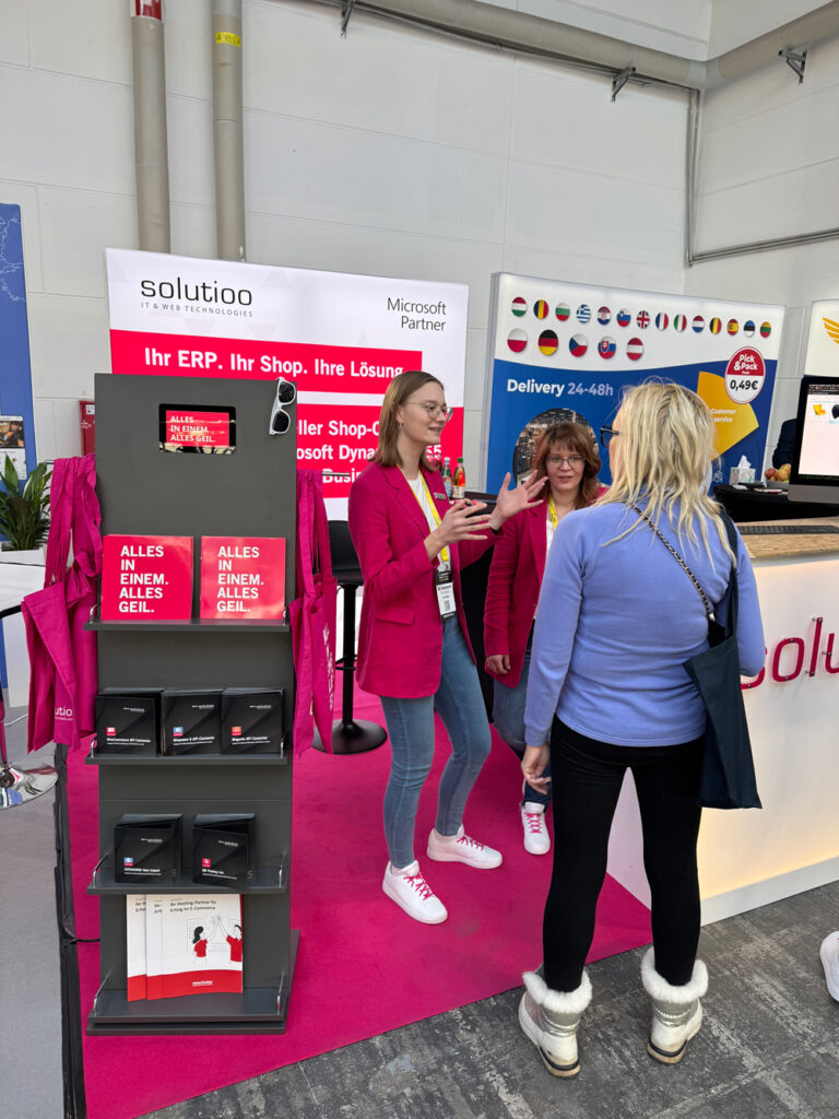 Besucher am solutioo-Messestand