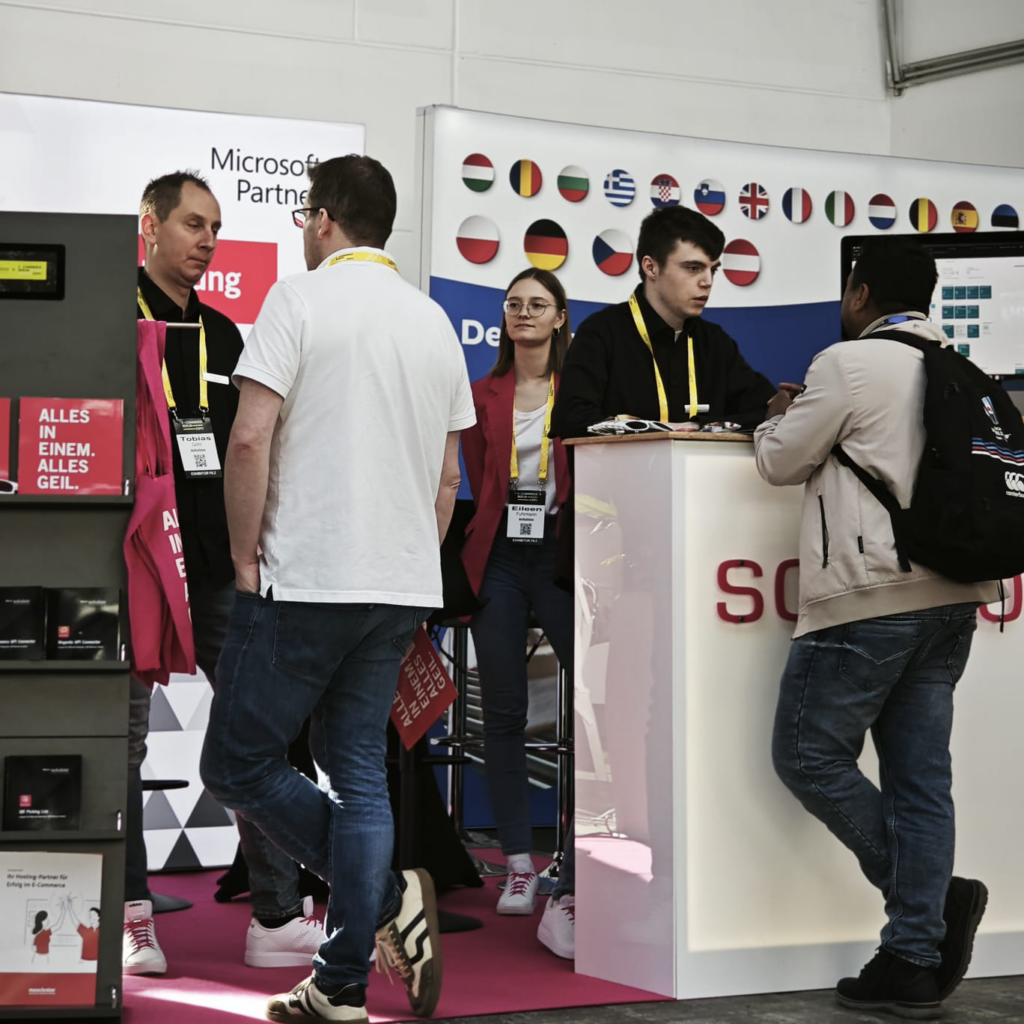Besucher am solutioo-Messestand