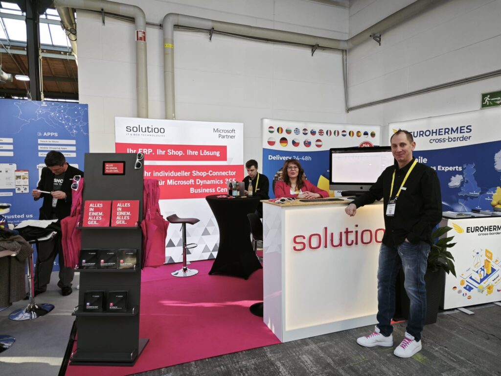 Person am solutioo-Messestand
