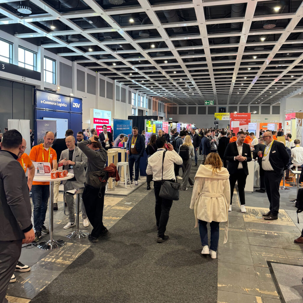 Messehalle mit Besuchern auf der E-Commerce Expo